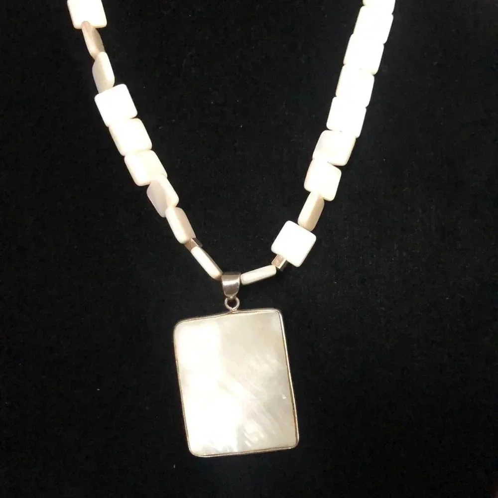 White Shell‎ Necklace - Picture 2 of 3